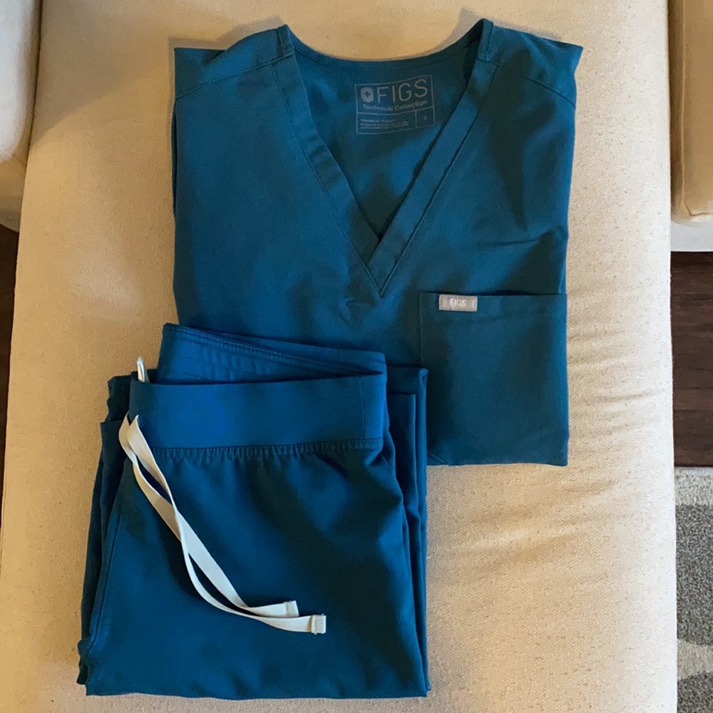 FIGS Caribbean Blue scrub set (Catarina top/ Livingston pant) SIZE S/S